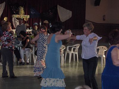 bailando sevillanas, cruz 2010