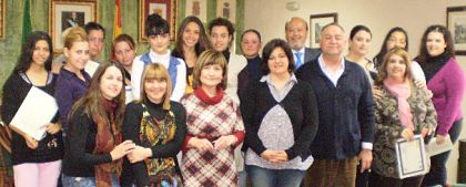 Entrega en el Ayto. de Lchar de diplomas del curso de esttica celebrado en Peuelas