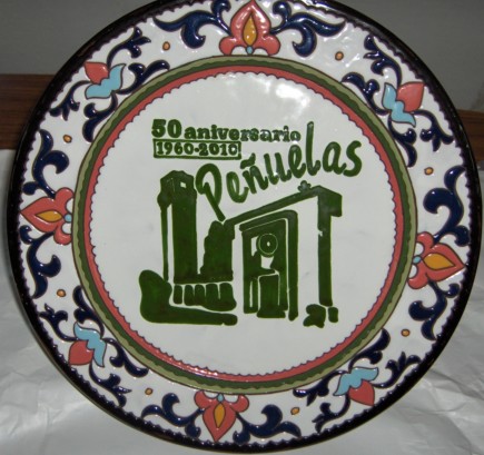 platos como éste, creados del taller de cerámica municipal de Peñuelas, entregados a los maestros homenajeados