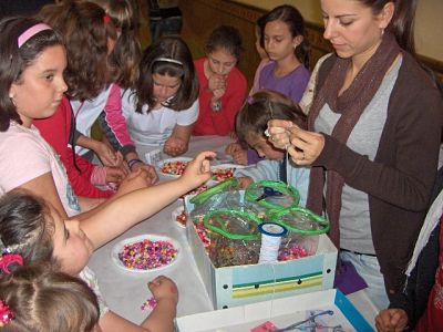 taller-pulseras-collares en Peñuelas 14-5-2010